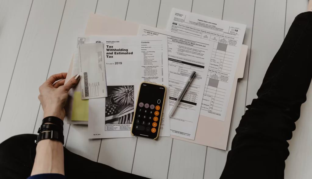 Personne réalisant une simulation financière en ligne pour étudier un rachat de crédits