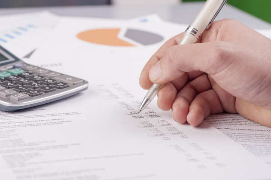 Dossier de courriers administratifs représentant une créance publique en France