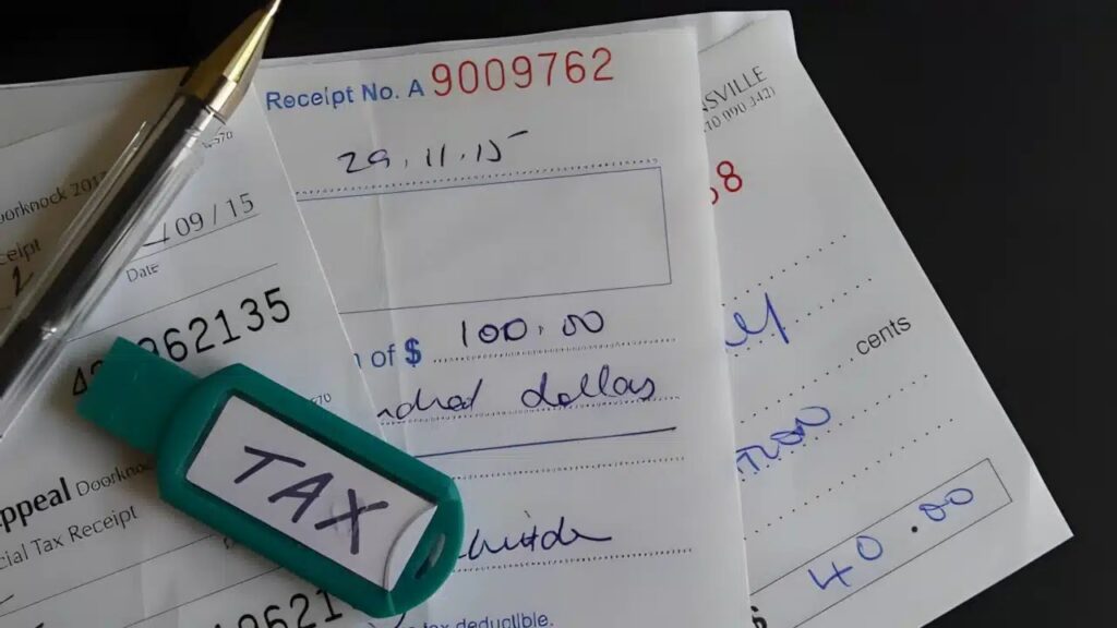 Formulaire de reçu fiscal cerfa pour un don à une association, posé sur un bureau avec un stylo