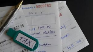 Formulaire de reçu fiscal cerfa pour un don à une association, posé sur un bureau avec un stylo