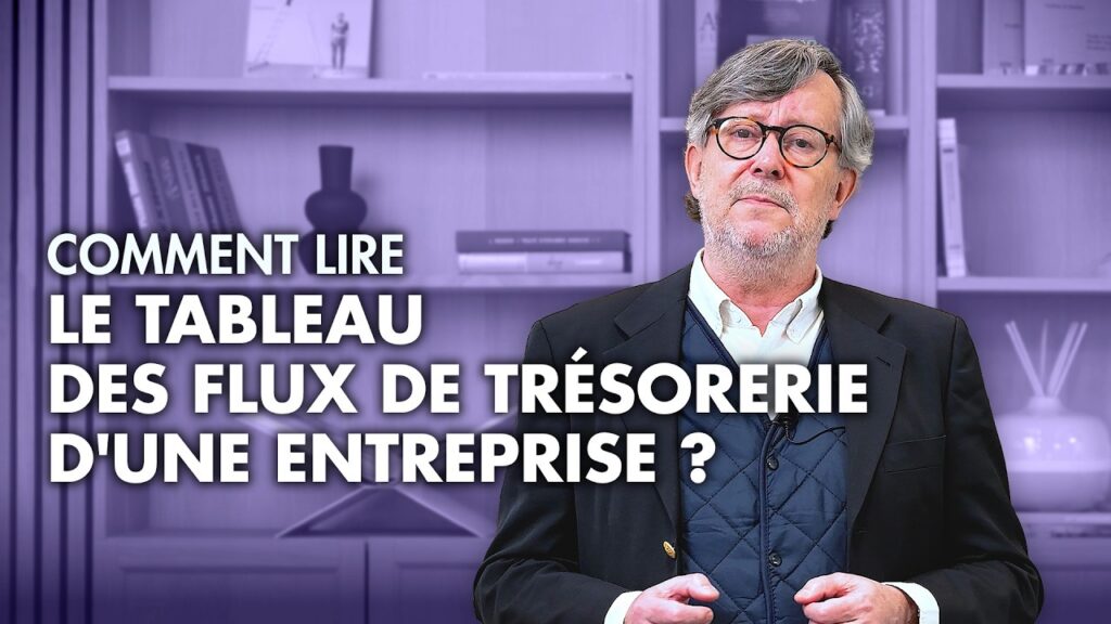 Tableau de flux de trésorerie imprimé sur un bureau, à côté d'un tableur et de relevés bancaires