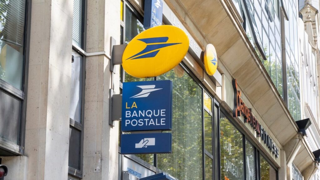 Responsable d'association préparant les documents d'ouverture d'un compte bancaire