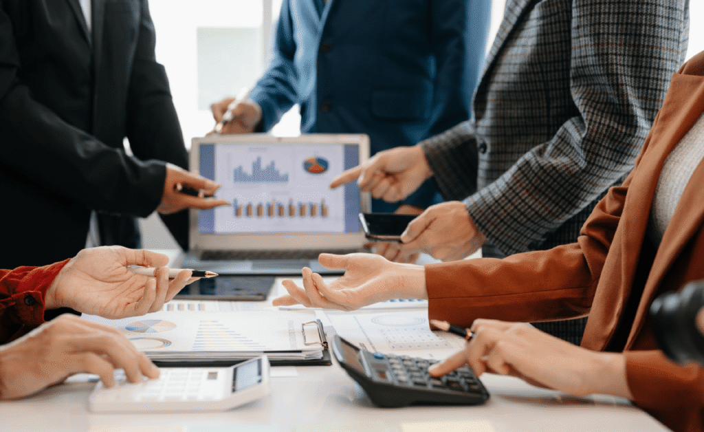 Tableaux comptables d'un bilan et d'un compte de résultat posés côte à côte avec une calculatrice