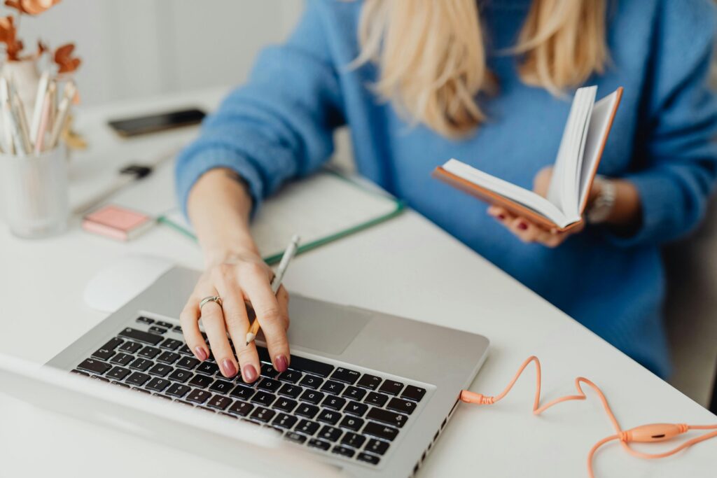 Rapport de gestion annuel posé sur un bureau avec des documents comptables