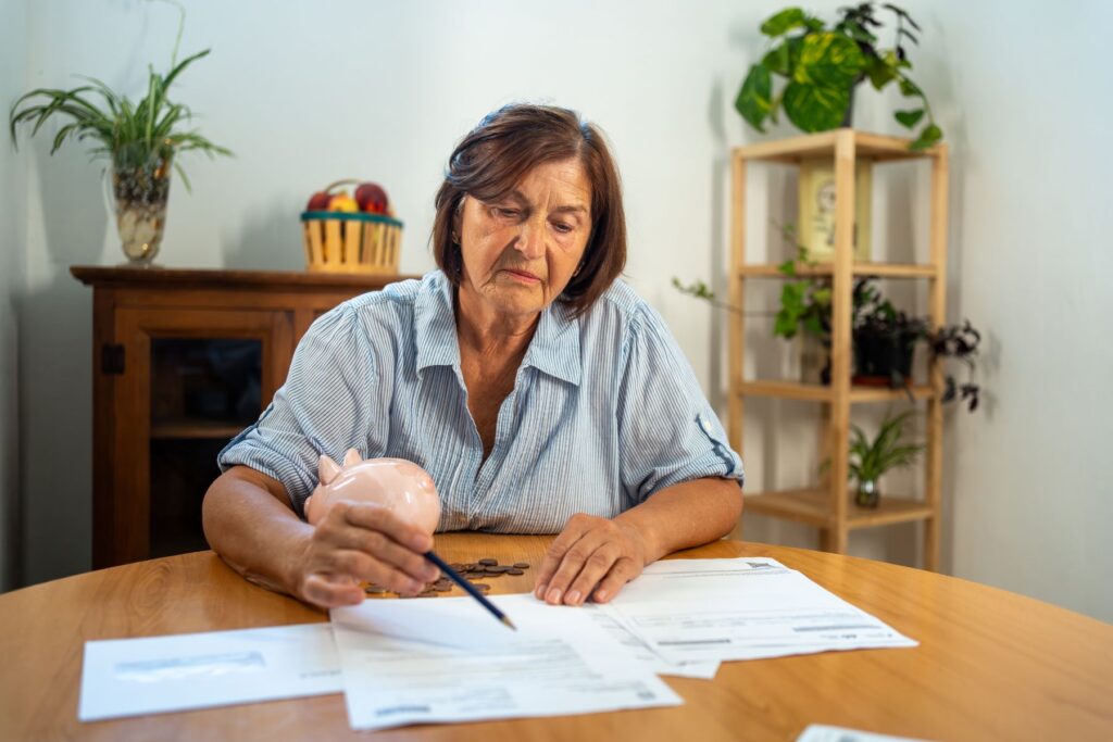 Personne relisant un courrier administratif sur la limite d'âge de l'allocation aux adultes handicapés