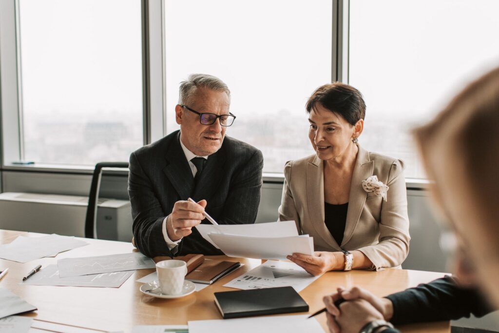 Réunion de travail entre les membres d'une association et des intervenants extérieurs