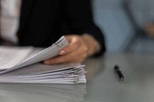 Documents de mutuelle et de santé rangés dans un dossier